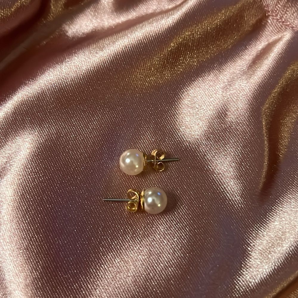 Brand new faux pearl pierced earrings. - Picture 2 of 3